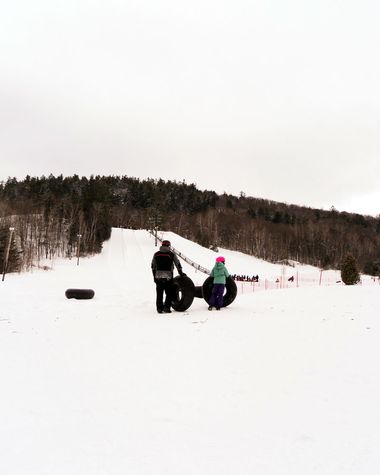 personnes avec tubes