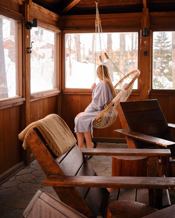 invité dans une chaise suspendue