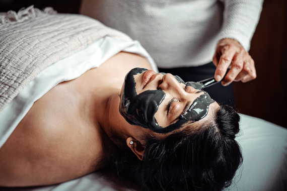 invité profitant d'un soin du visage Foresta