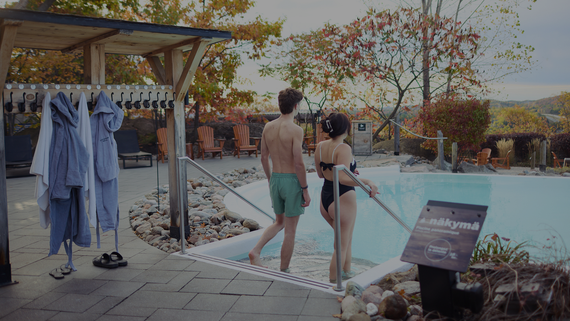 guests walking into the panoramic bath