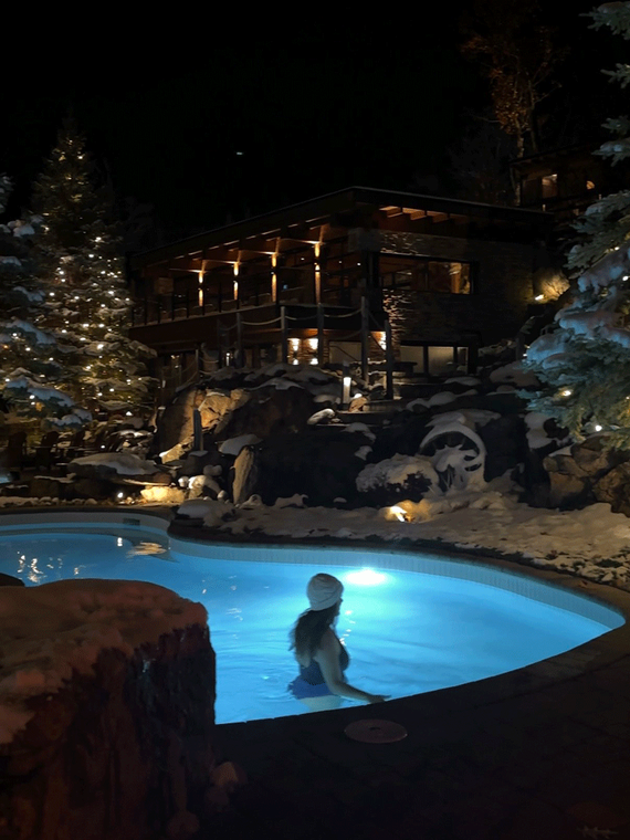 invité passant une soirée au spa