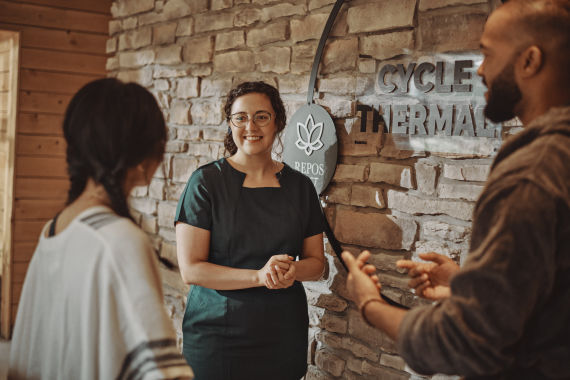 employé assistant les clients du spa