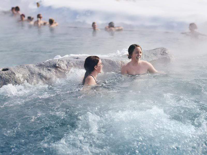 invités dans un bain à jets