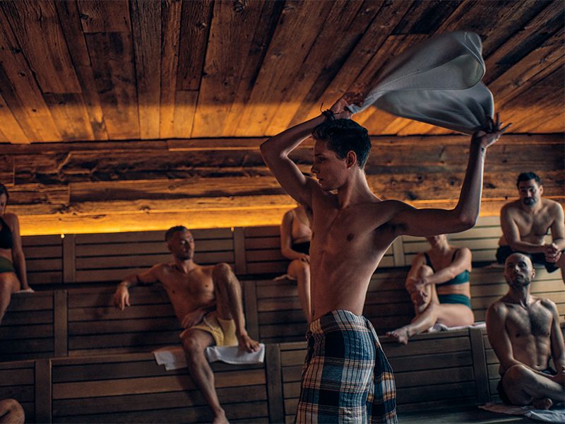 artisan performing an Aufguss ritual