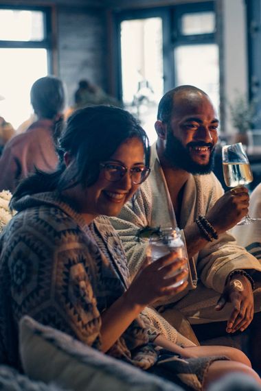 invités passant du bon temps au Lounge