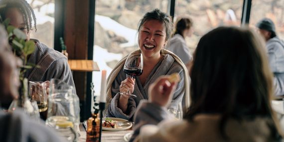 invité avec un verre de vin en main
