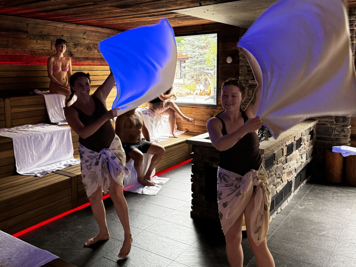 artisans effectuant un rituel d'Aufguss