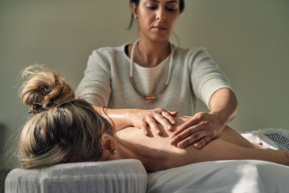 femme profitant d'un massage