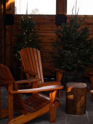 aire de repos avec chaises