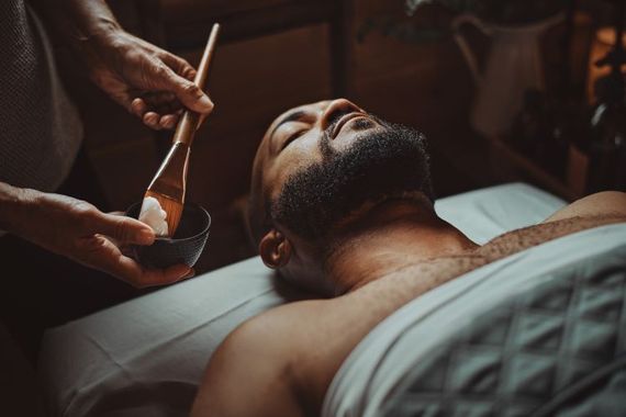 femme profitant d'un soin au spa