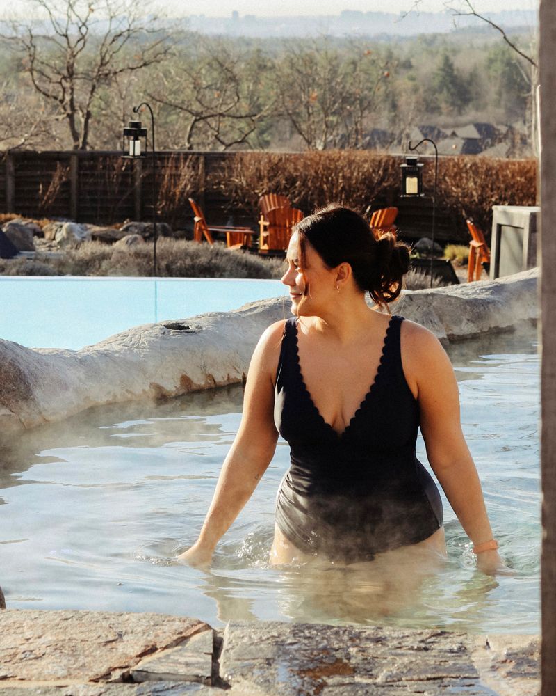Sortie d’un bain chaud avec vue panoramique sur la nature, au cœur du parcours thermal du Nordik Spa Village