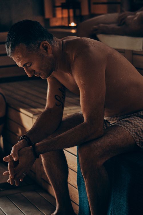 homme suant dans un sauna