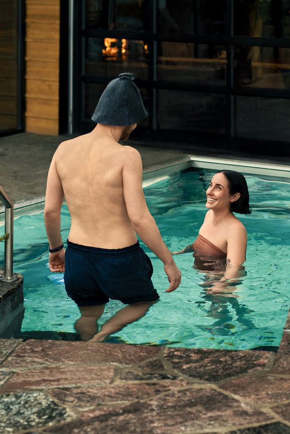 invités dans un bain froid