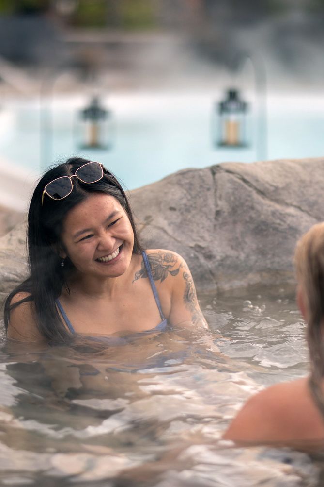 femme dans un bain à remous