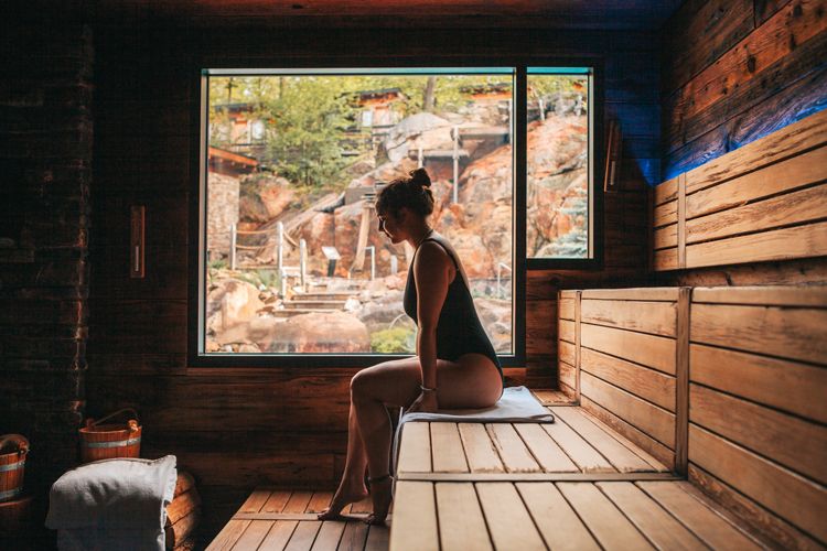Camille relaxant dans un sauna sec