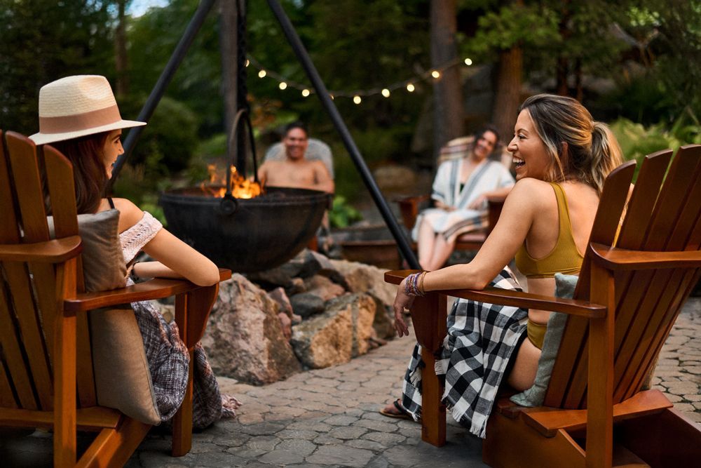 invités relaxant autour d'un feu / guests relaxing around a fire