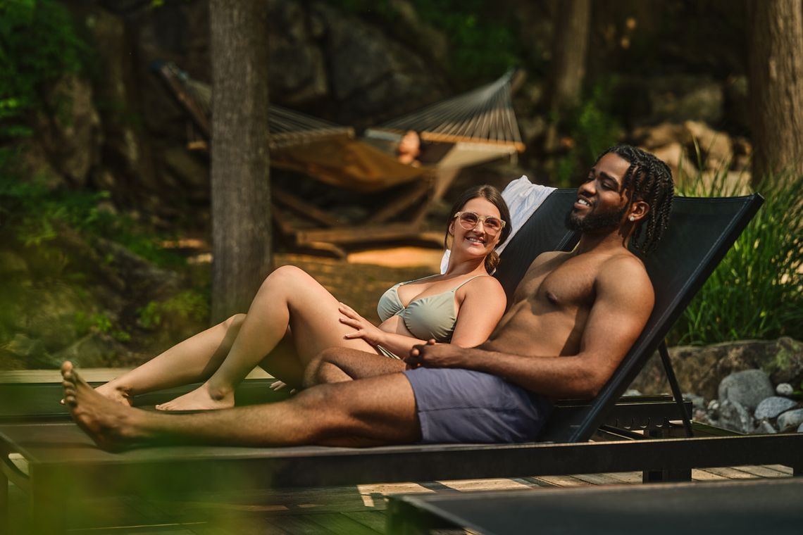 invités relaxant dans des chaises longues