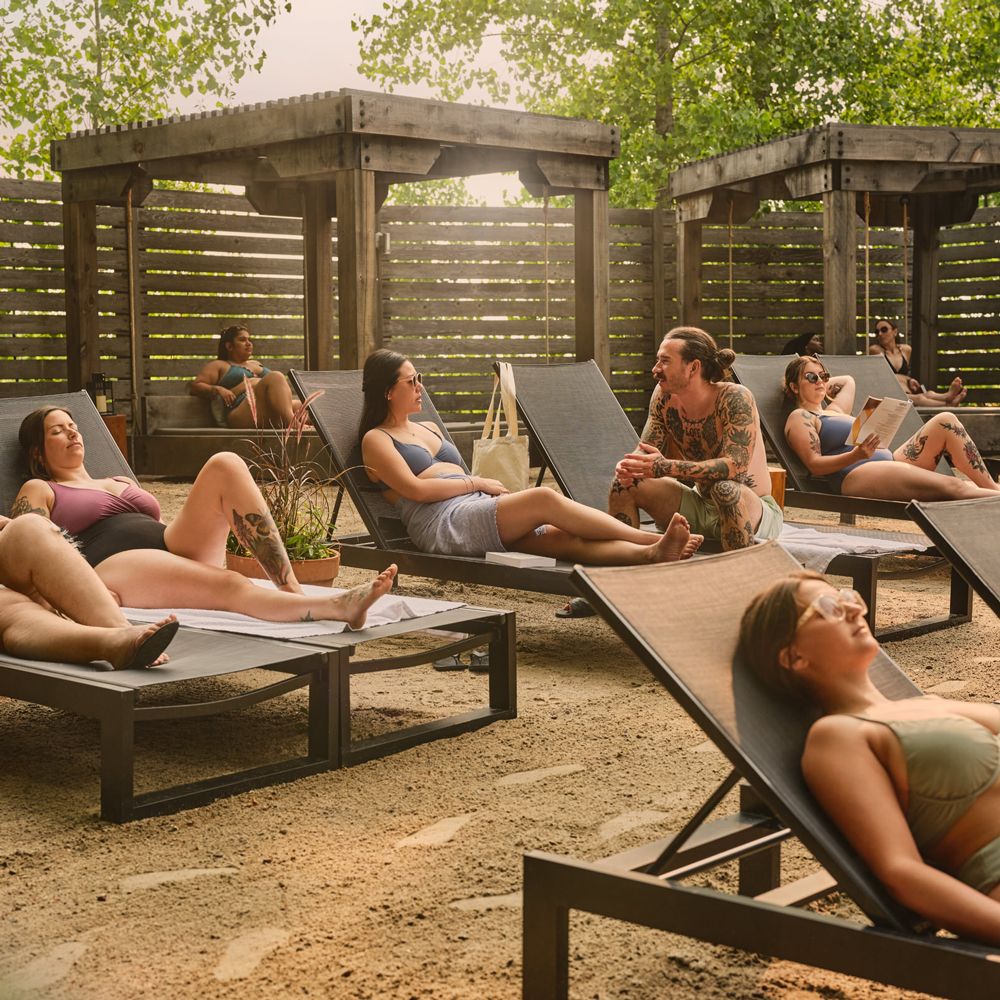 invités relaxant dans l'aire de repos style plage