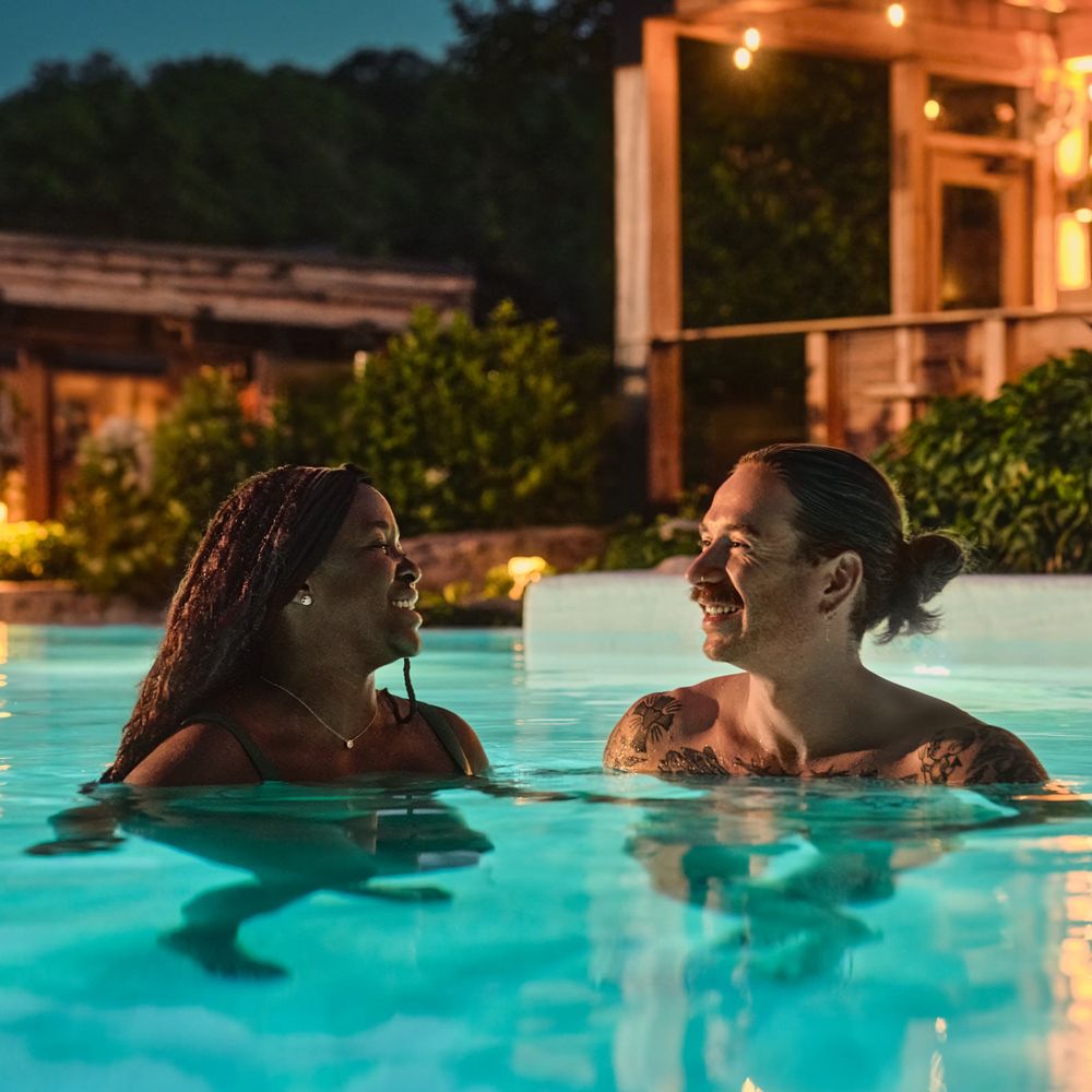 couple dans le bain Nakyma en soirée