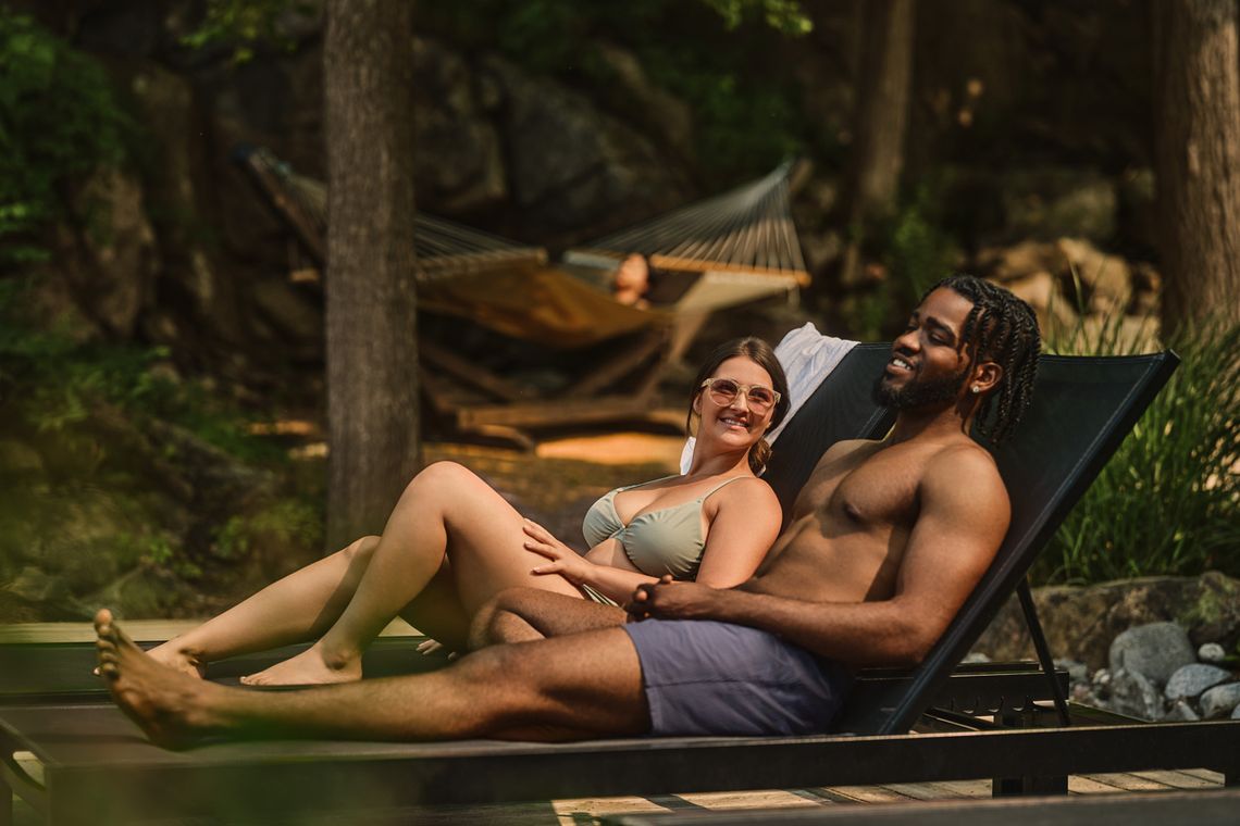 invités relaxant dans des chaises longues