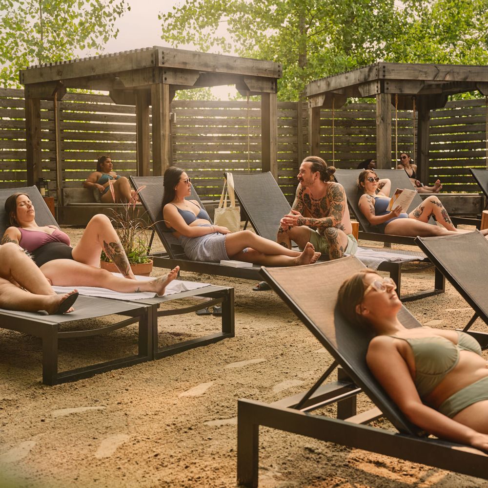 invités relaxant dans l'aire de repos style plage