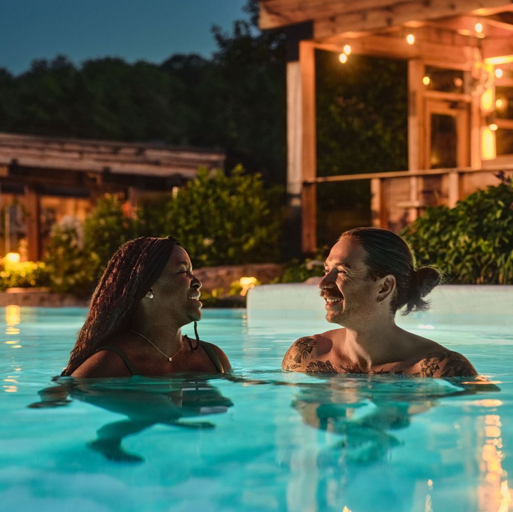 couple dans le bain Nakyma en soirée