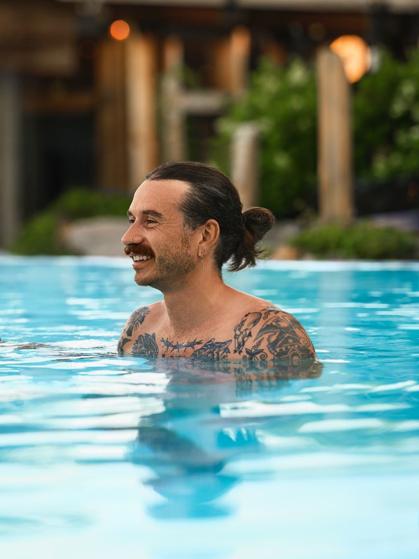 homme dans le bain panoramique