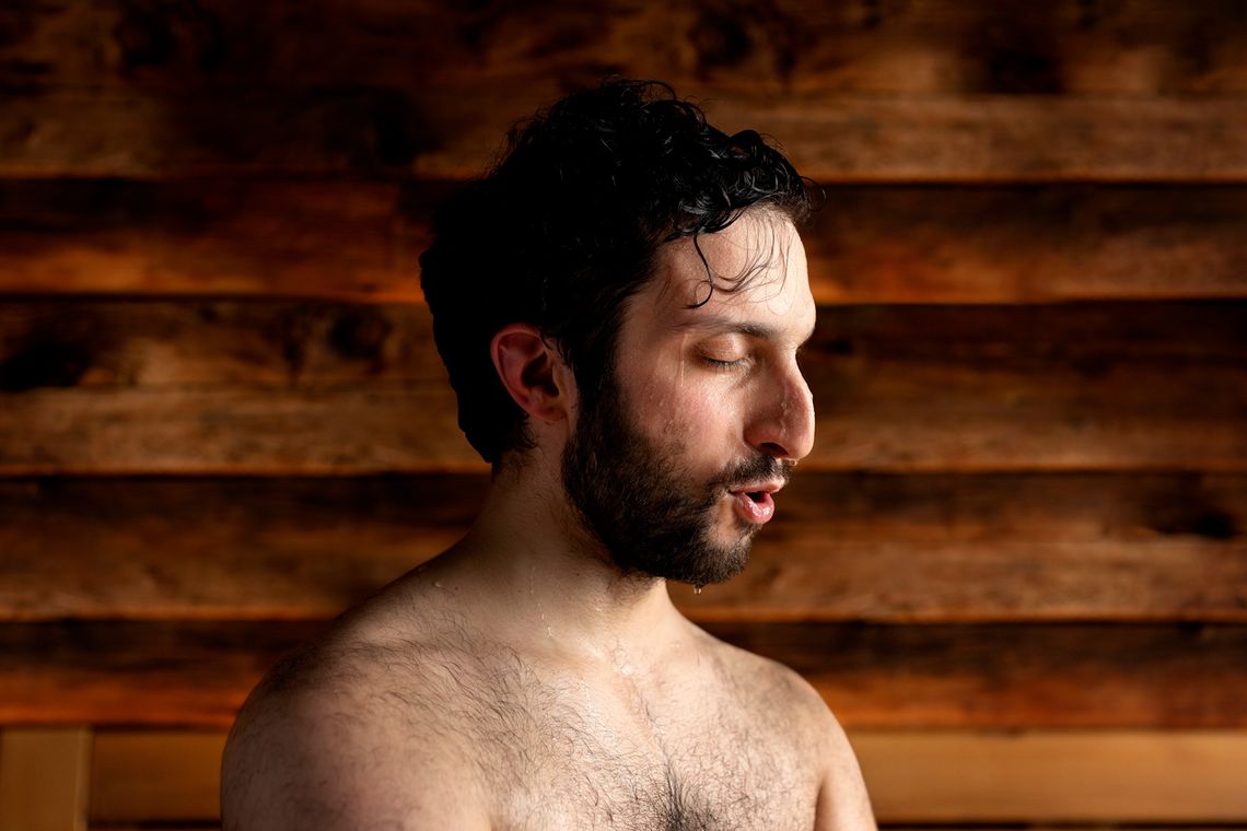 homme suant dans un sauna