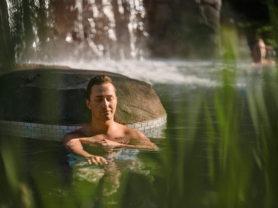 homme relaxant dans un bain thermal