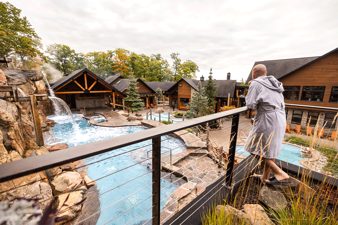 vue du spa avec un invité au premier plan
