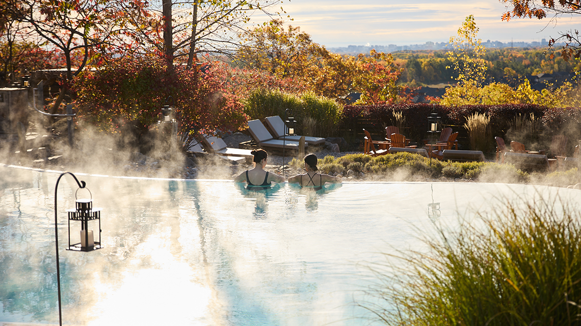 Guests in a thermal bath, during the fall season