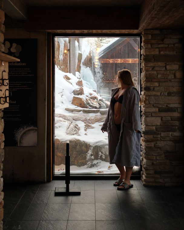 femme au Spa Village regardant vers l'extérieur