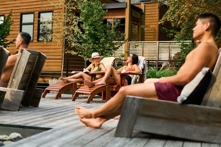 invités relaxant sur une terrasse
