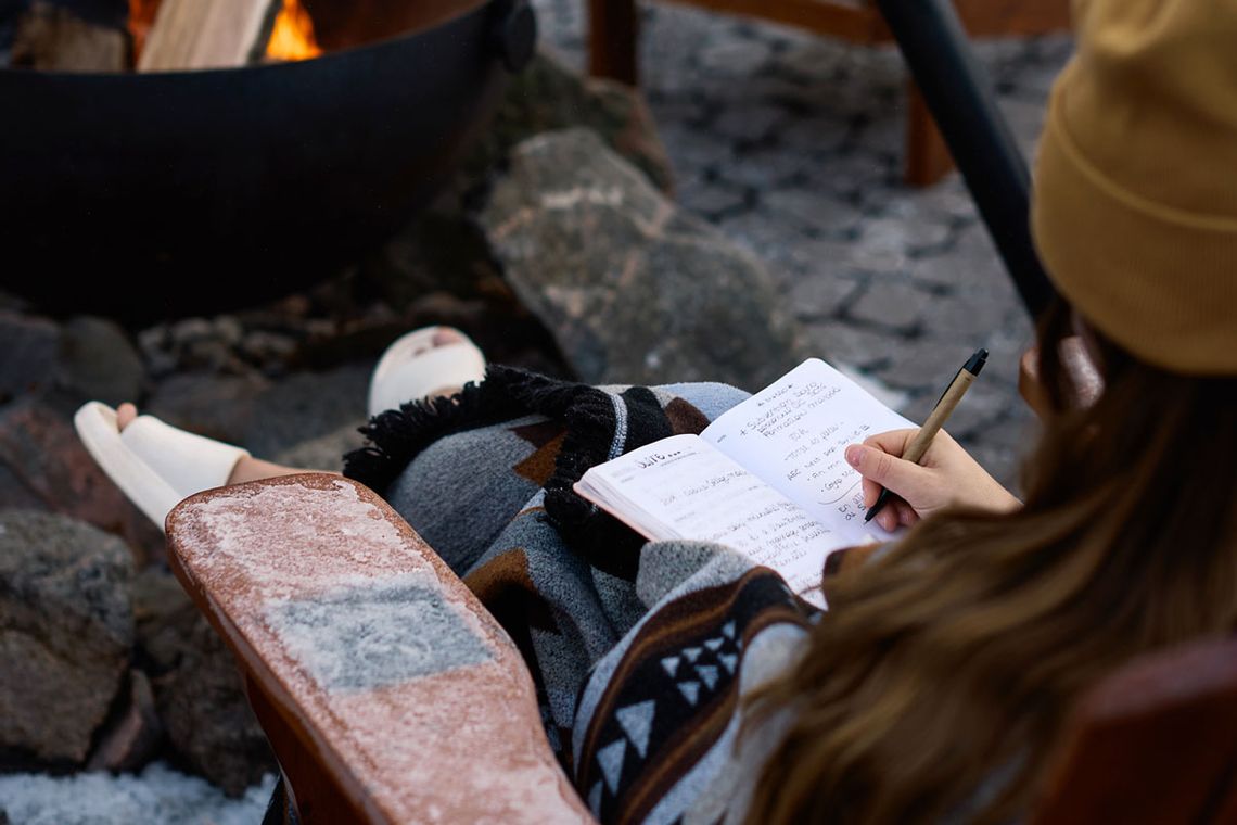femme écrivant dans un journal au spa