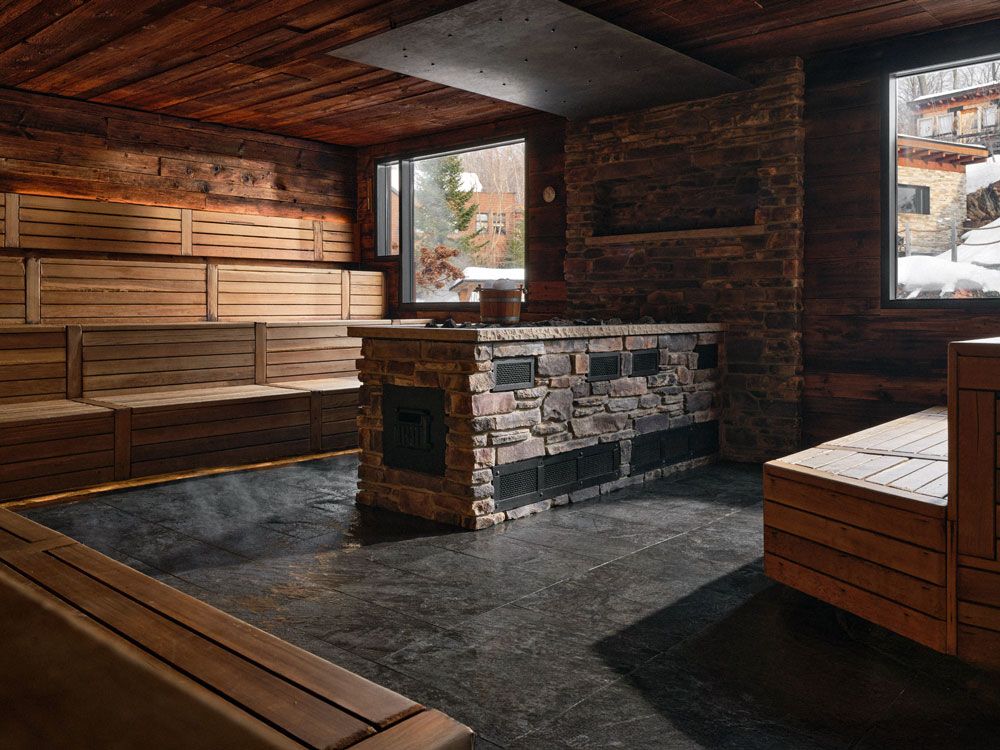 homme transpirant dans un sauna