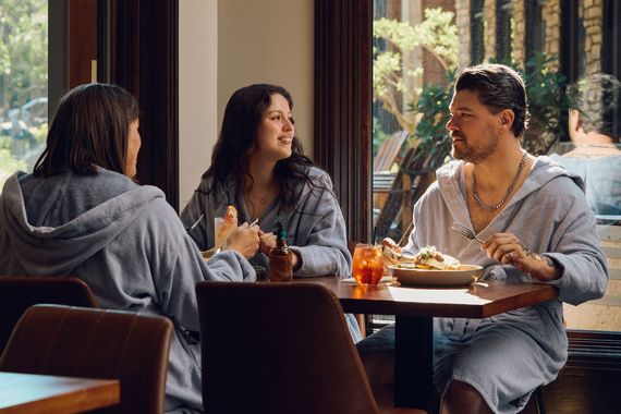 invités profitant d'un repas au Resto
