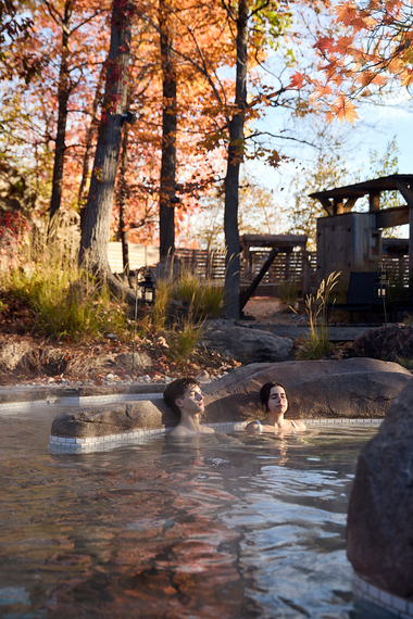 invités dans un bain silencieux pendant l'automne