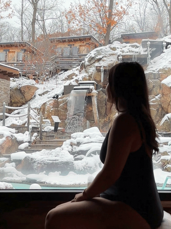 invité dans un sauna, regardant vers l'extérieur