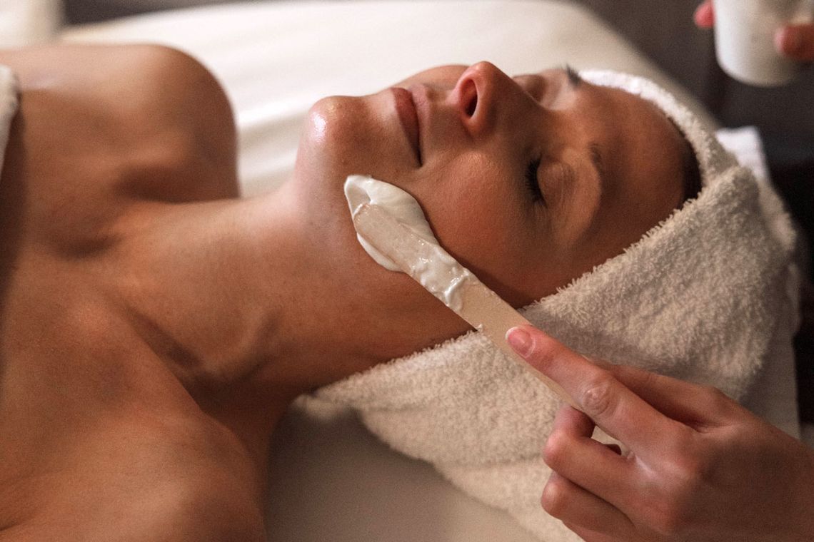 femme profitant d'un soin du visage