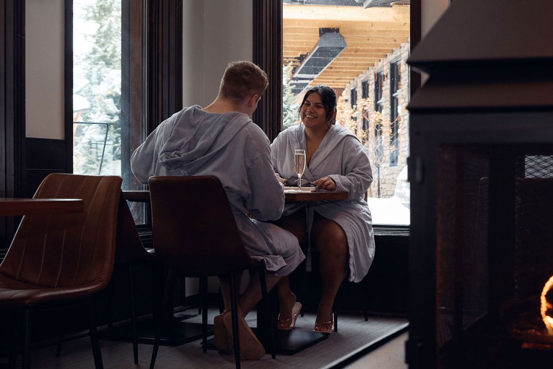 couple mangeant au restaurant