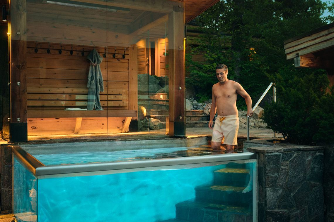 homme entrant dans un bain froid