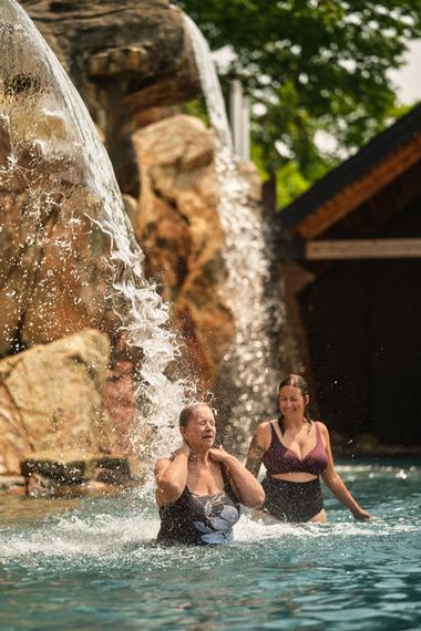 femmes dans un bain froid