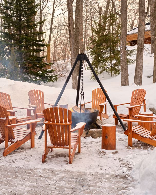 chaises autour d'un feu