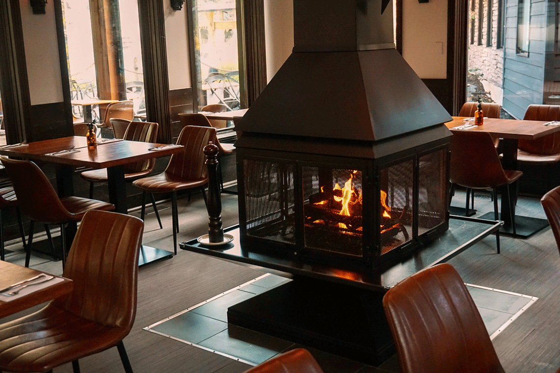 Le Resto dining room