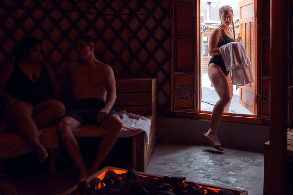 invité entrant dans une yourte