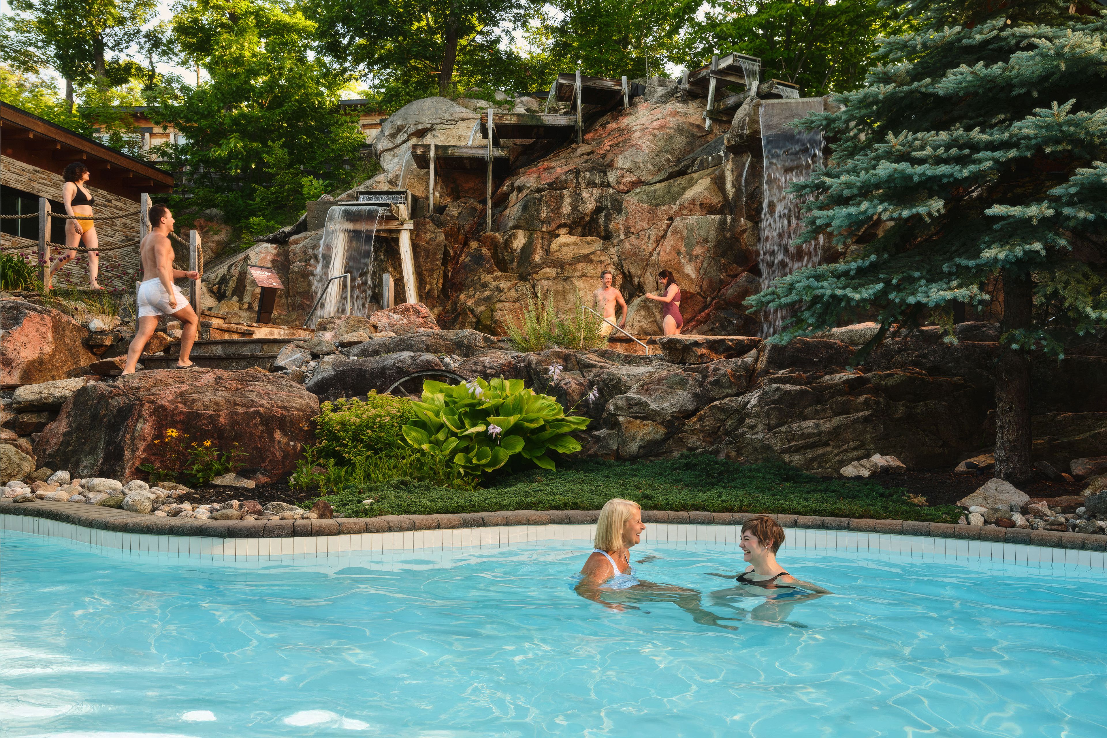 invités dans un bain au Nordik Spa Village
