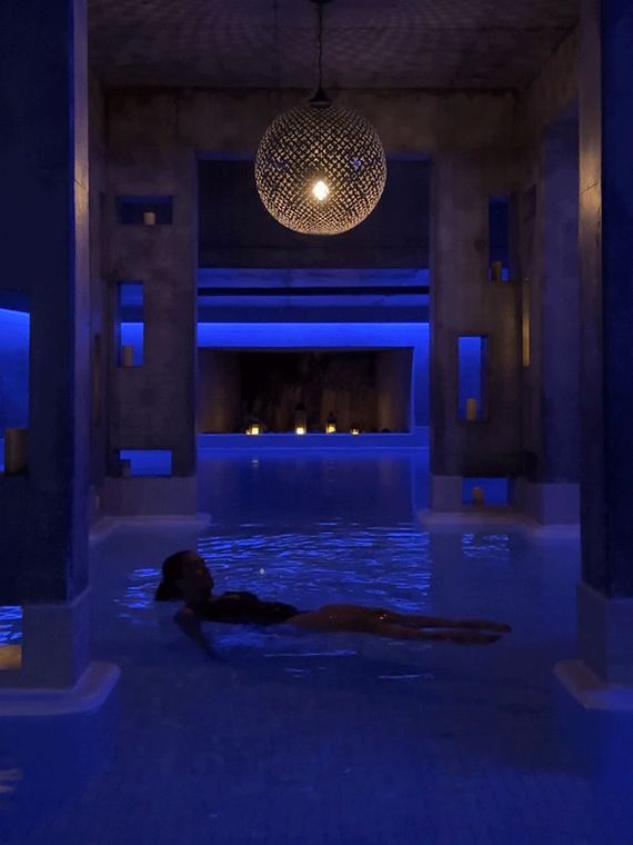 invité flottant dans le bain Kalla