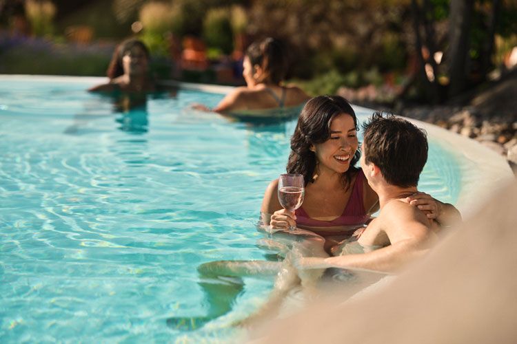 invités dans un bain thermal