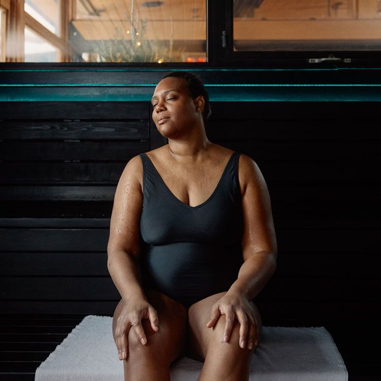 femme dans un sauna aromatique