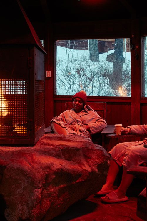 invités relaxant près d'un foyer